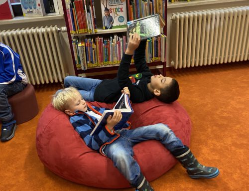 Die Würmer stöbern in Büchern